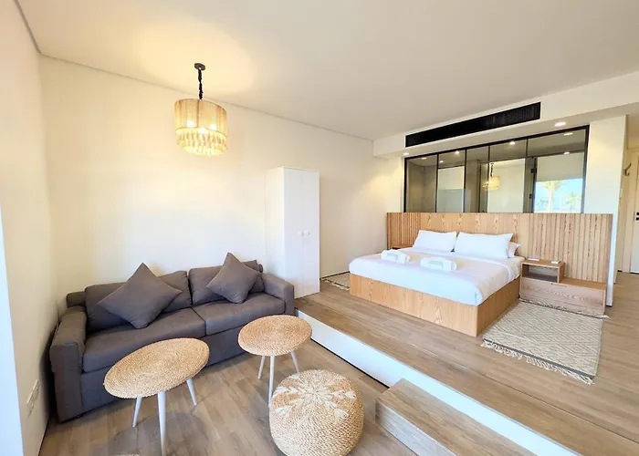 Beachy Pool Side Mesca Somabay Steps To Sea بيت للعطل